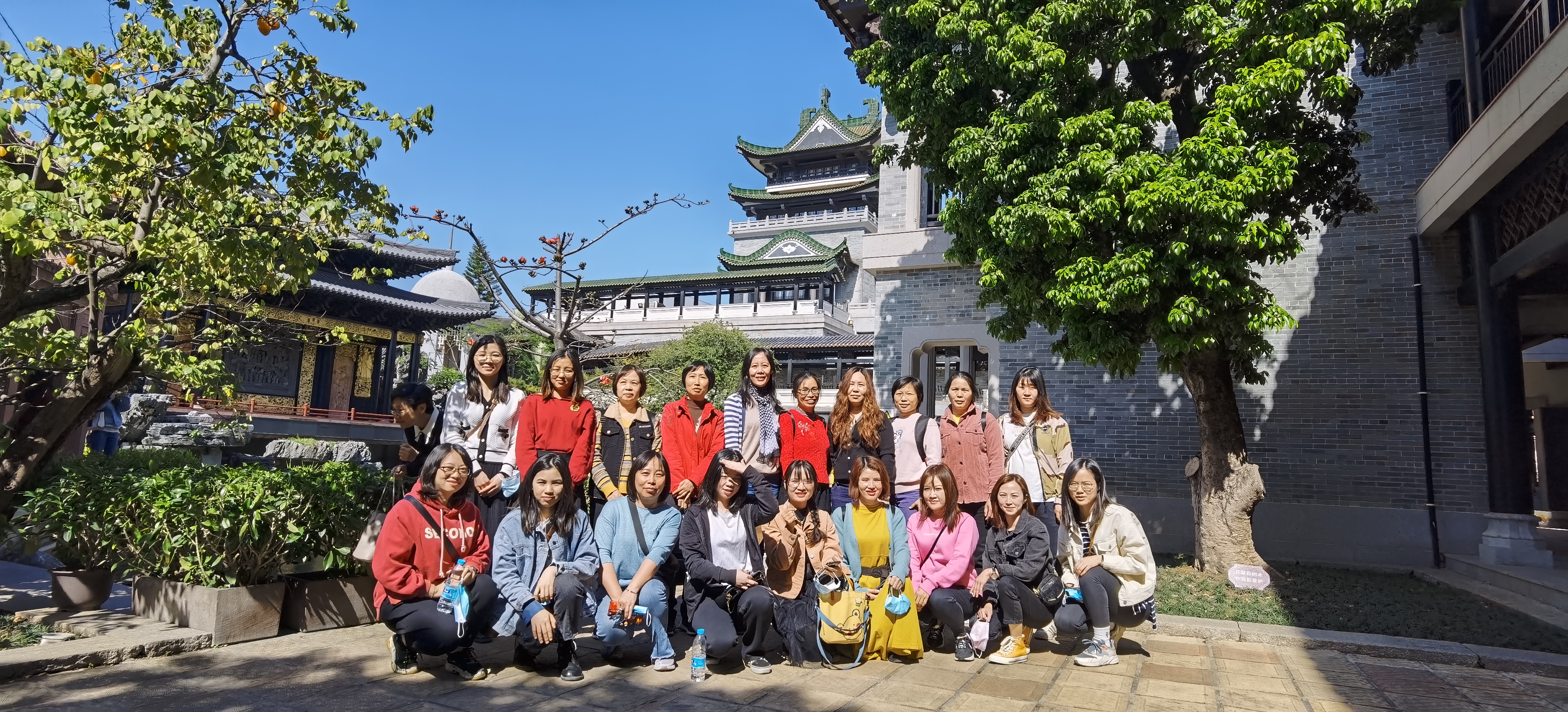 這個節日，她們跟随總書(shū)記的考察足迹參觀學習